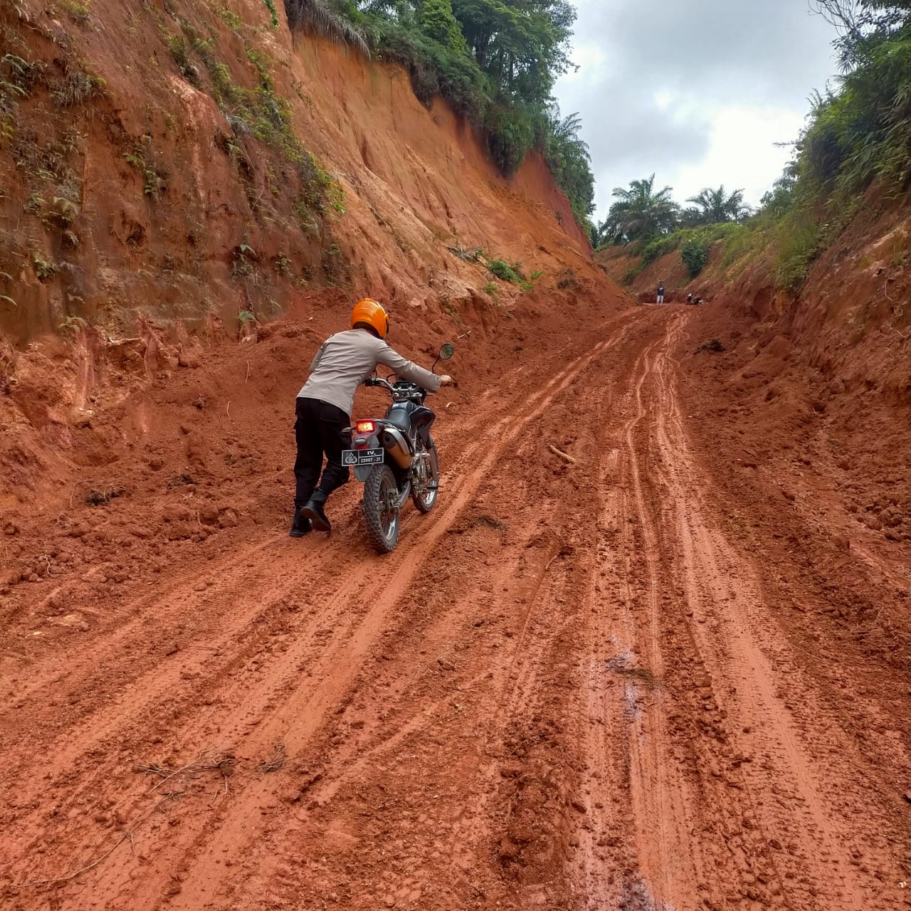 SAMBANGI MASYARAKAT HINGGA KE PELOSOK DENGAN KONDISI JALAN LICIN DAN MENDAKI, TAKSURUTKAN POLSEK KEM